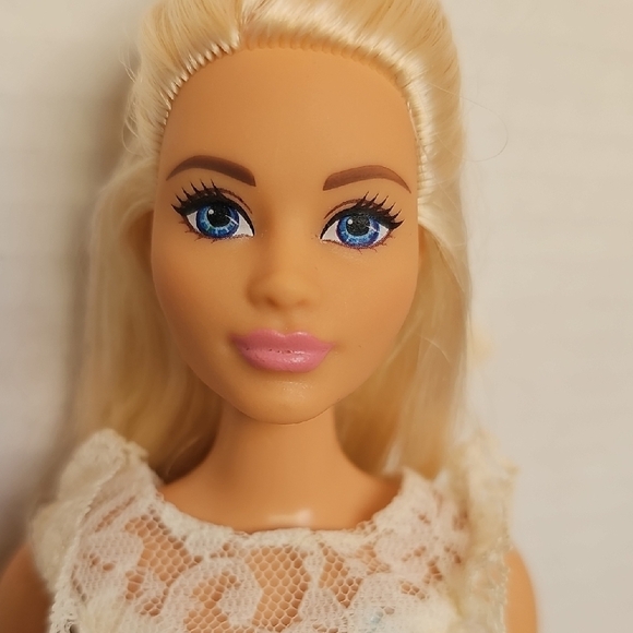 Barbie Curvy Doll - Picture 5 of 8